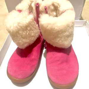 Little girls got pink Ugg’s boots